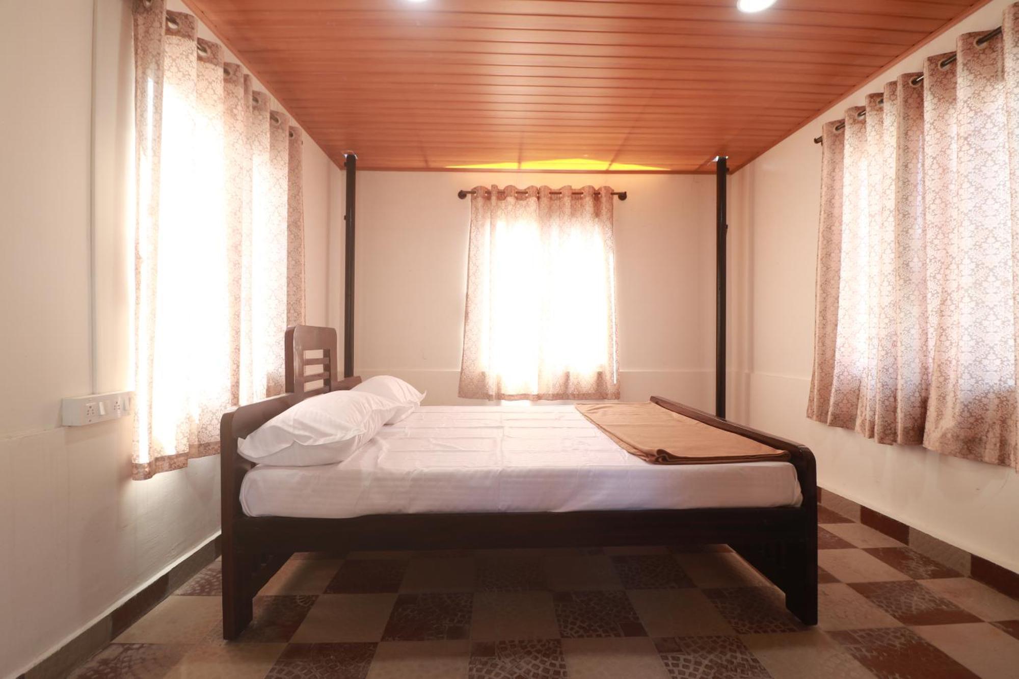 Flintstone Home Kushālnagar Екстериор снимка